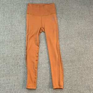 Free people XS ribbed Carmel color leggings.